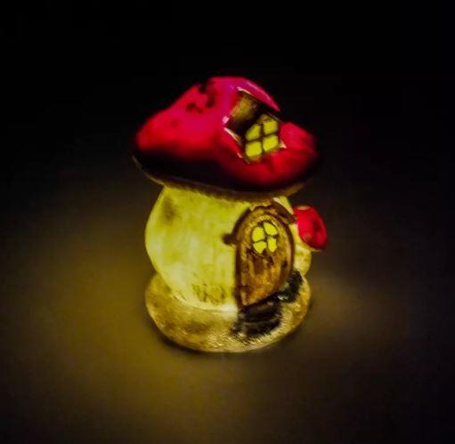 Hišica v obliki gobe z osvetlitvijo