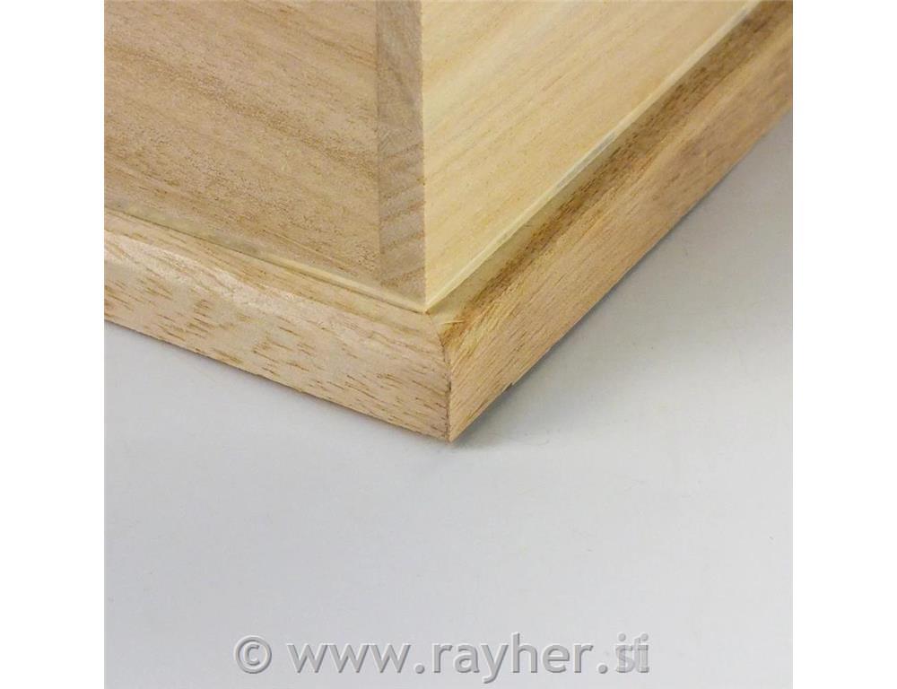 Lesena skrinja z zarezo