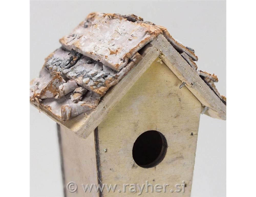 Ptičja hišica na stojalu