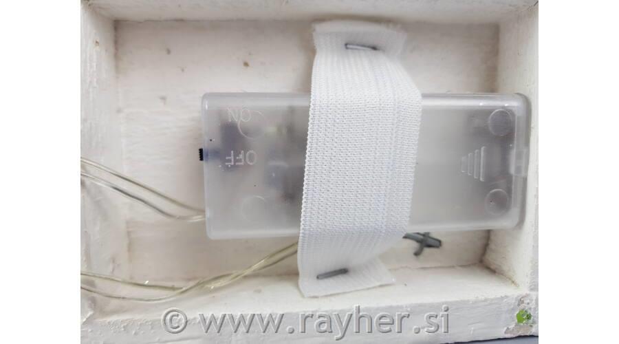 Hišica zasnežena lesena bela, 20cm, LED osvetlitev