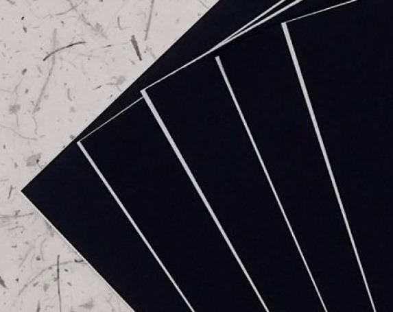 Karton prezentacijski A4 700 g črn (deb.cca 0,8 mm)