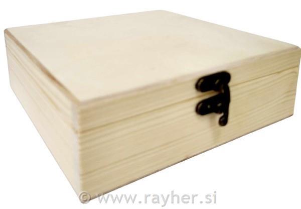 Lesena škatlica z zapiralom 17X17cm