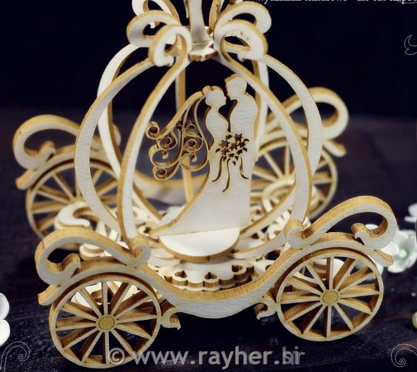 IZREZ IZ LEPENKE, 3D, MLADOPOROČENCA V KOČIJI