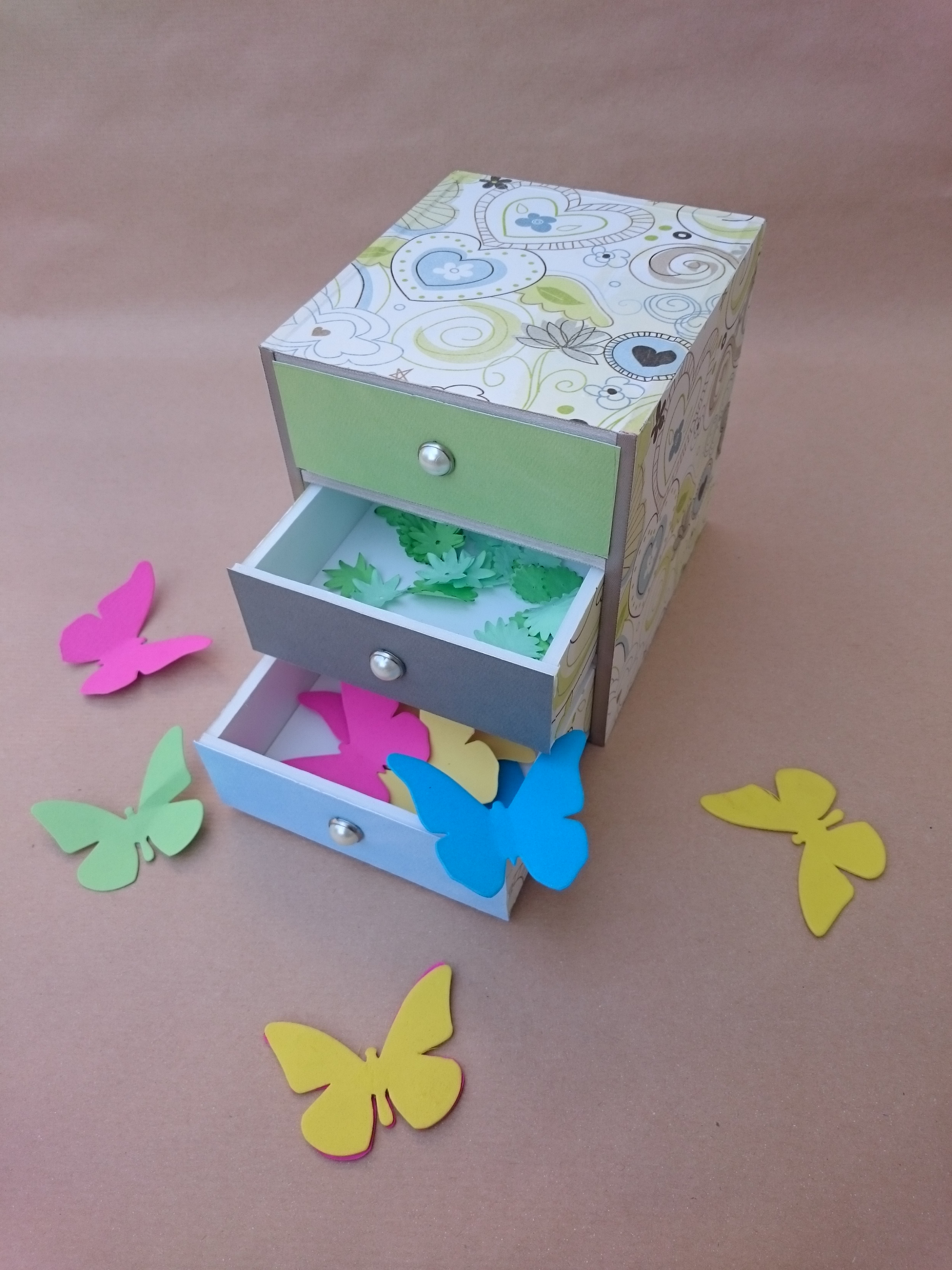 NAMIZNI PREDALNIK, Namizni predalnik iz penaste plošče