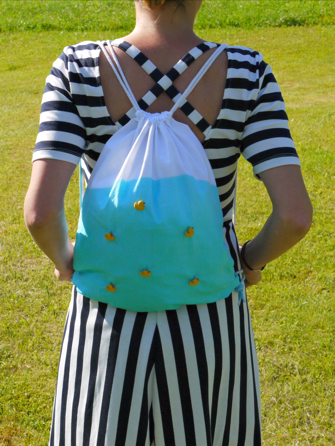 NAHRBTNIK  Z LJUBKIMI RAČKAMI