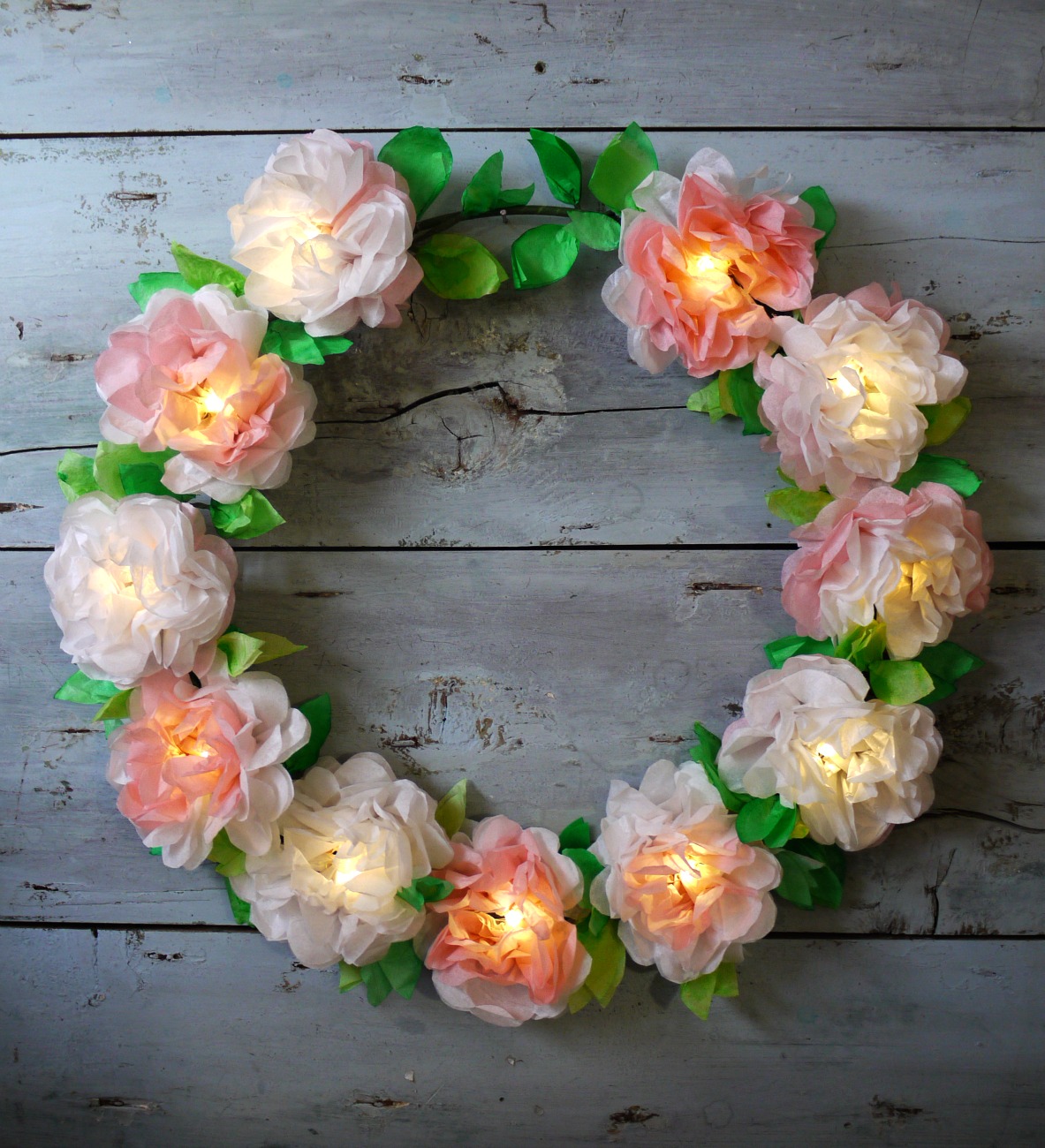 CVETOČI VENČEK Z LED LUČKAMI