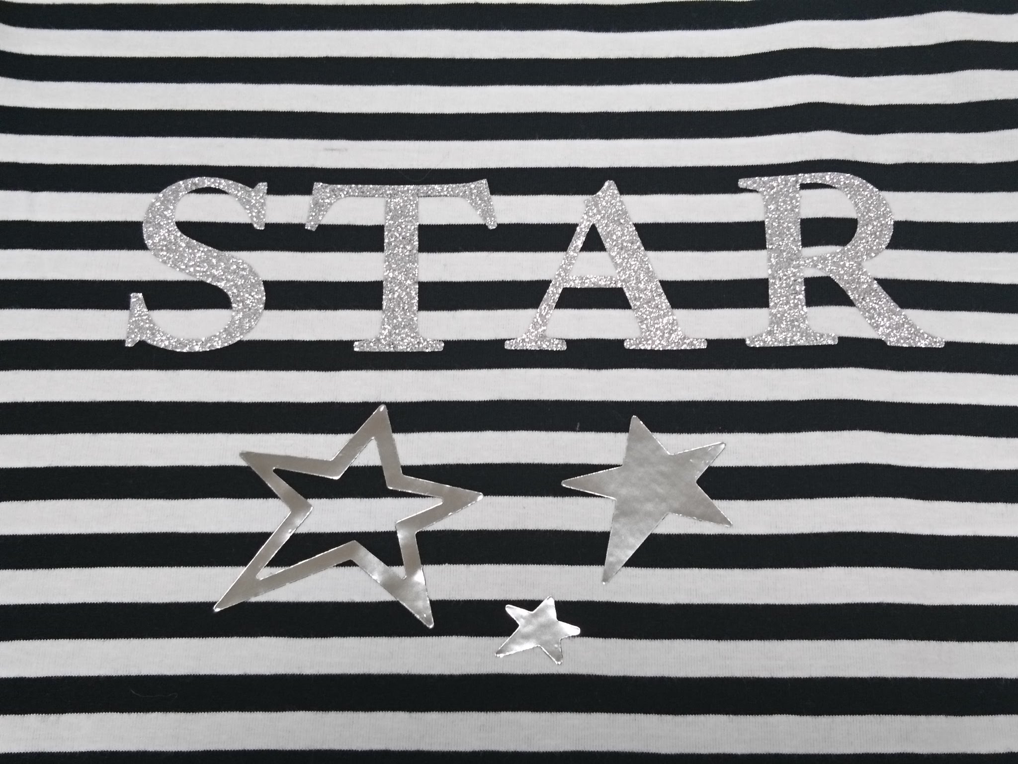 MAJICA Z BLEŠČEČIM NAPISOM