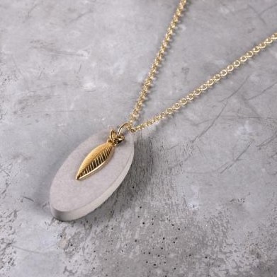 OBESEK IZ CEMENTA Z ZLATIM PERESOM