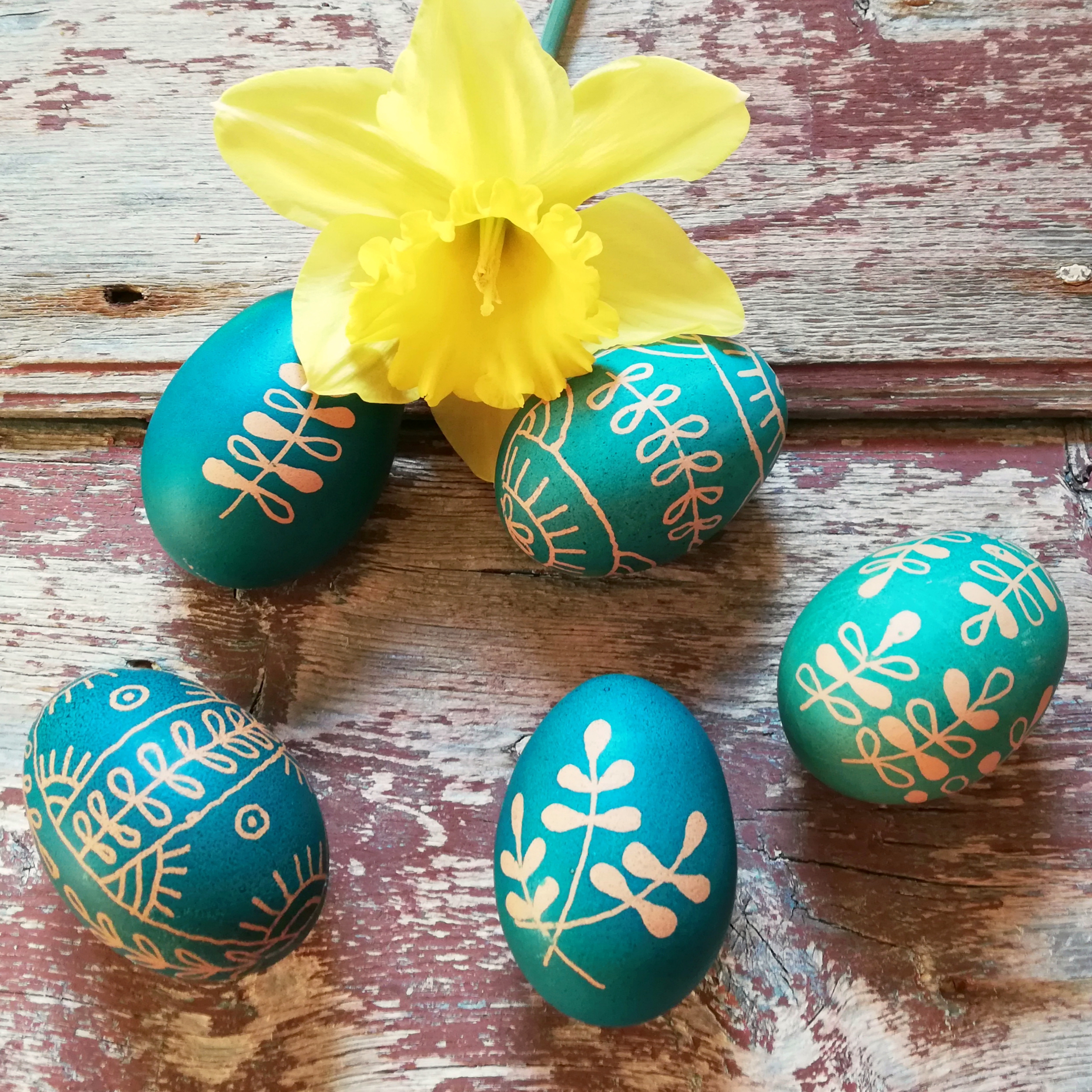 VELIKONOČNI PIRHI Z MASKIRNIM FLOMASTROM