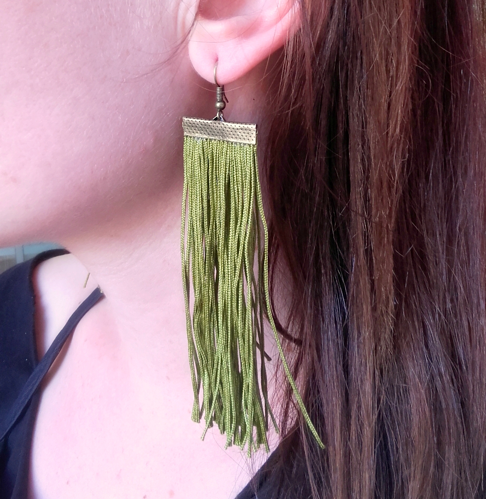 PREPROSTI UHANI, Lahki uhani z barvno vrvico