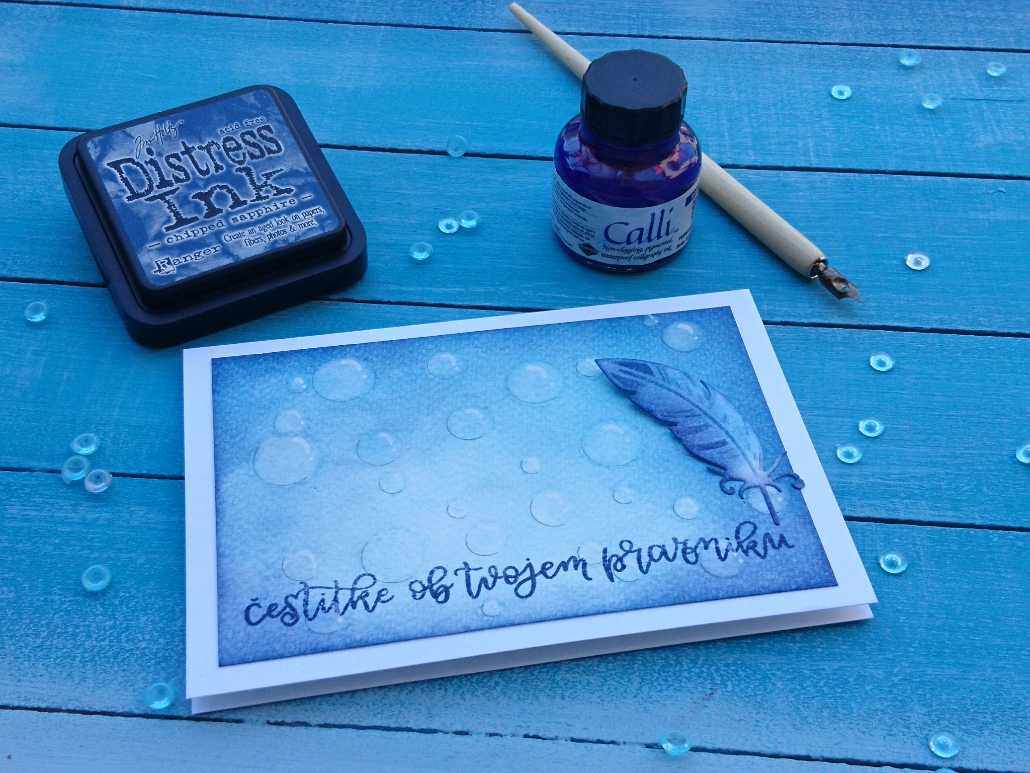 VOŠČILNICA Z MILNIMI MEHURČKI, Voščilnica z Distress Ink ozadjem in milnimi mehurčki, narejenimi s pomočjo plastične šablone.