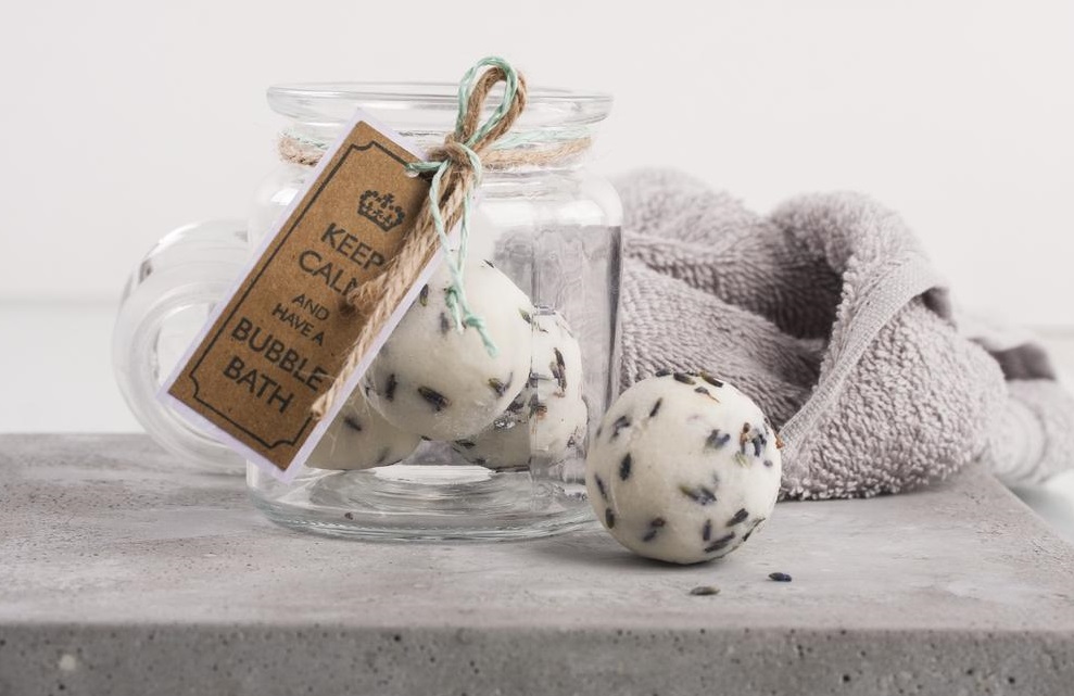 KOPALNE KROGLICE, Z Rayherjevim setom enostavno izdelamo kopalne kroglice za penečo kopel.