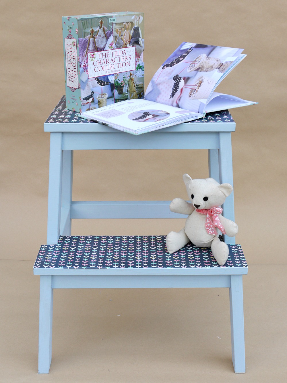 DECOUPAGE PRUČKA, Oblepimo kos pohištva z decoupage papirji