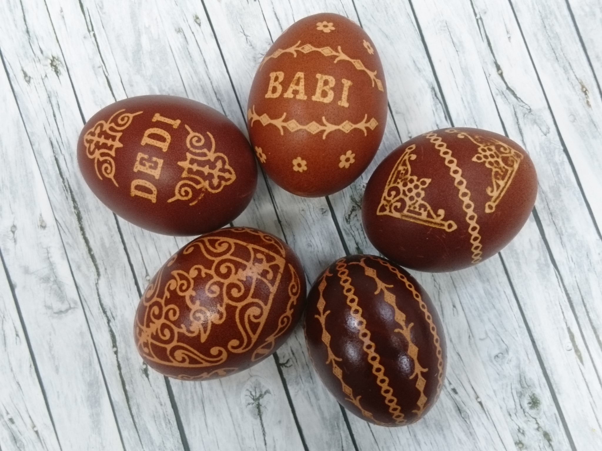 PIRHI S ČEBULO IN NALEPKAMI