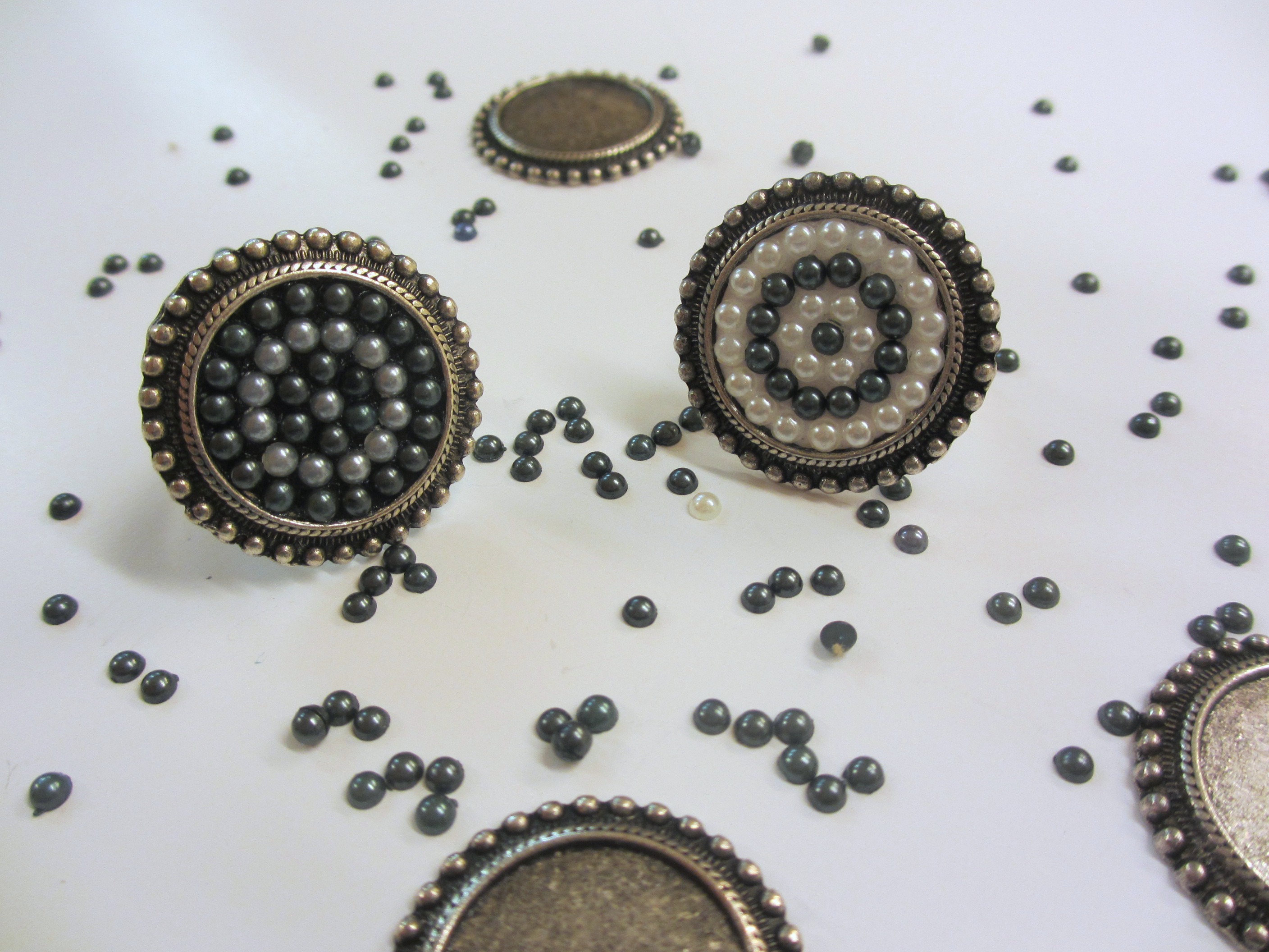 MOZAIK V MEDALJONIH, Nakit s polovičnimi perlami