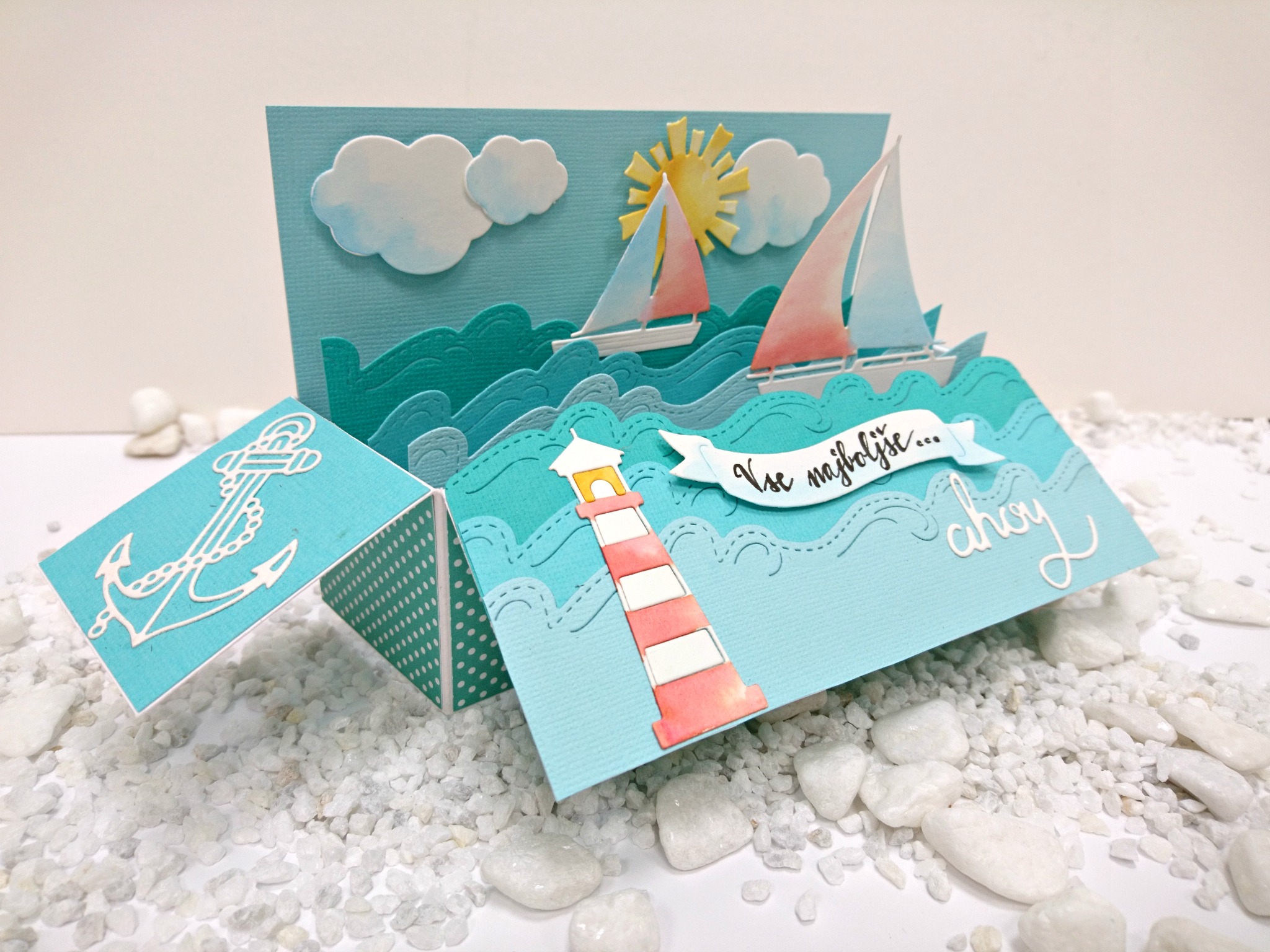 VOŠČILNICA - ŠKATLICA V KUVERTI, Voščilnica v obliki škatlice, ki se pospravi v podolgovato kuverto