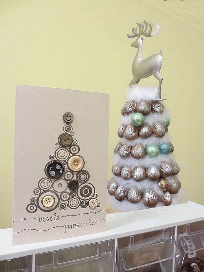 VOŠČILNICE Z GUMBKI, Enostavne voščilnice s pisanimi ali lesenimi gumbi