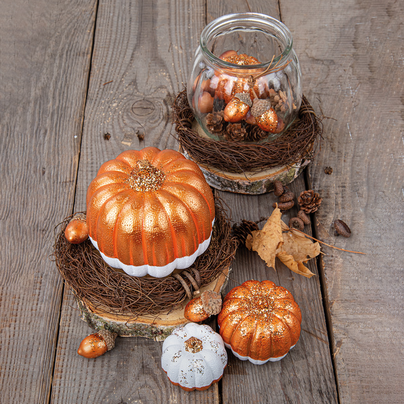 JESENSKA DEKORACIJA, Simpatične dekorativne buče ter želodi, pobarvani z akrilnimi barvami.